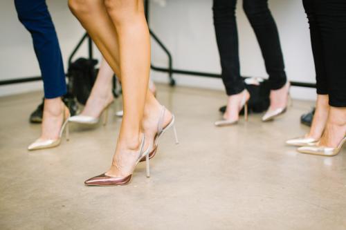 A magassarkú cipők mind a nők, mind a férfiak által kedveltek – mindkettőnek más okból